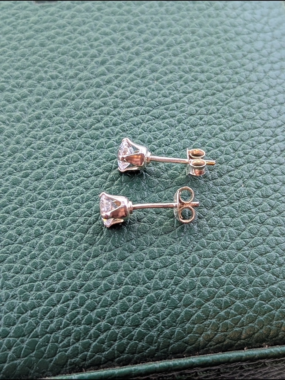 ✨ Classic Sterling Silver Round-Cut Stud Earrings ✨ - Picture 2 of 2